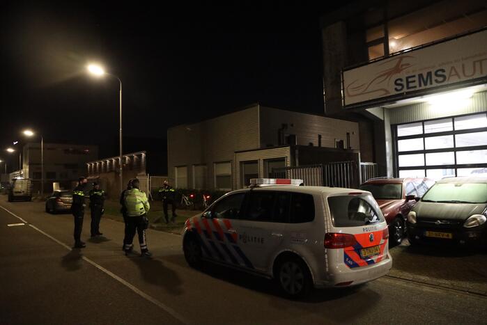 Politie en handhaving doen inval in woning