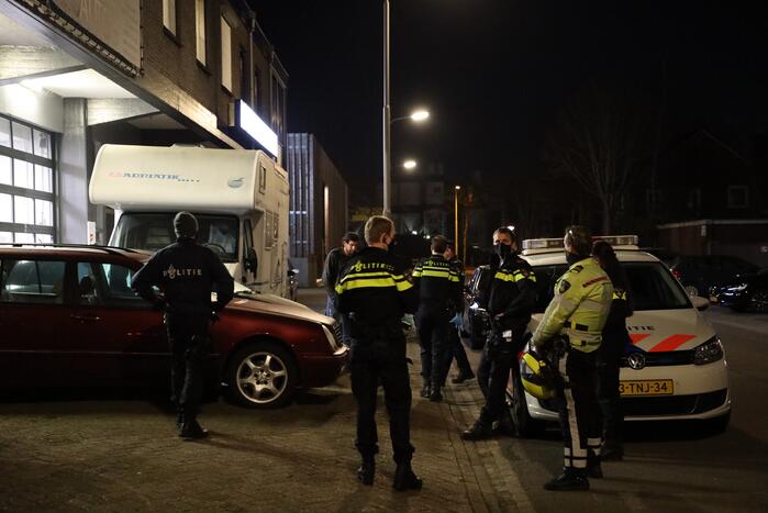 Politie en handhaving doen inval in woning