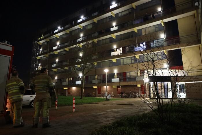 Brandweer doet onderzoek naar vreemde lucht in appartement