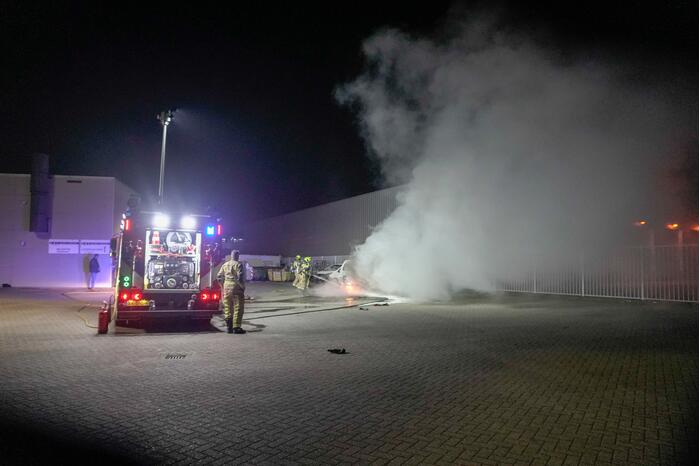 Bestelbus volledig uitgebrand