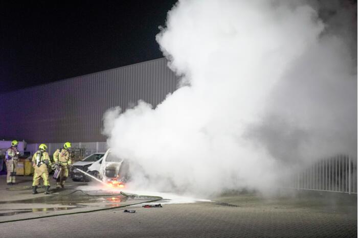 Bestelbus volledig uitgebrand