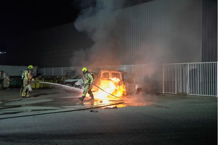 Bestelbus volledig uitgebrand