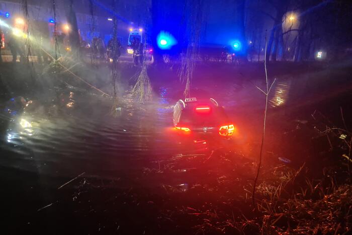 Taxi raakt van de weg belandt te water