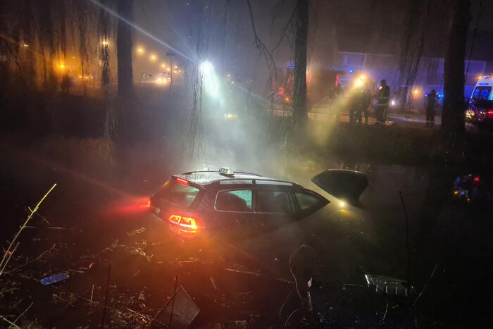 Taxi raakt van de weg belandt te water