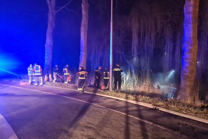 Taxi raakt van de weg belandt te water
