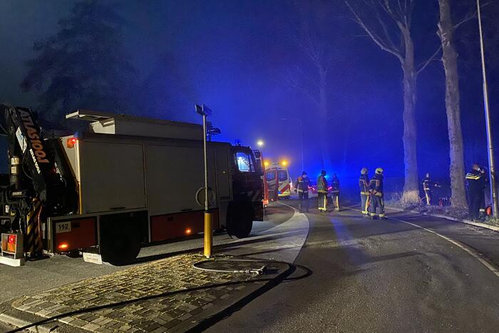 Taxi raakt van de weg belandt te water