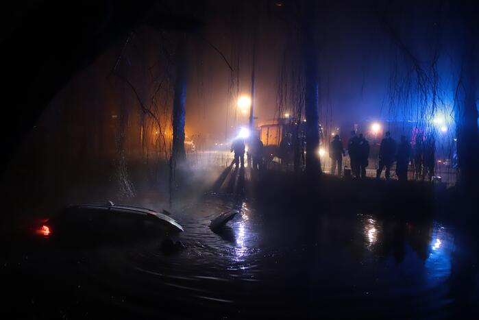 Taxi raakt van de weg belandt te water