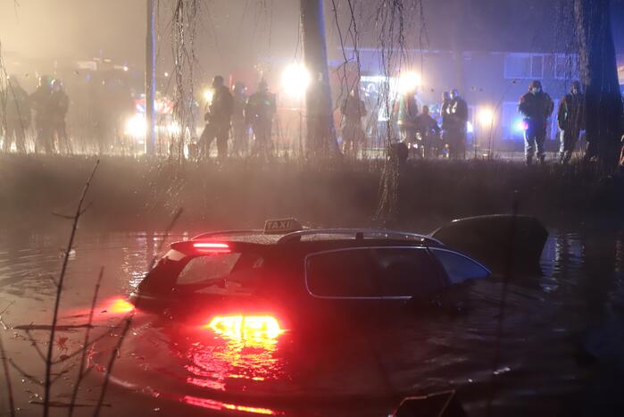 Taxi raakt van de weg belandt te water