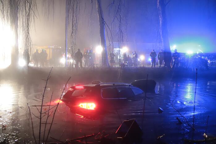Taxi raakt van de weg belandt te water