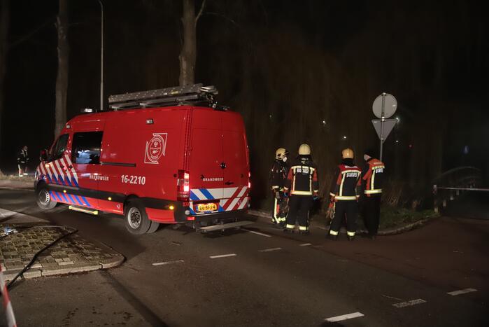 Taxi raakt van de weg belandt te water