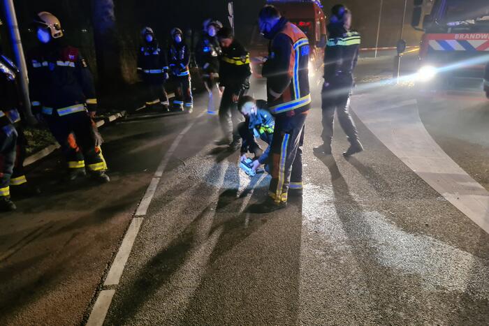 Taxi raakt van de weg belandt te water