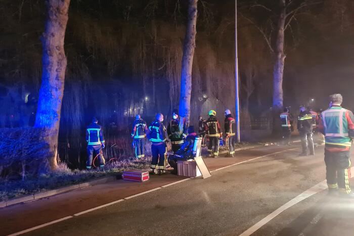 Taxi raakt van de weg belandt te water