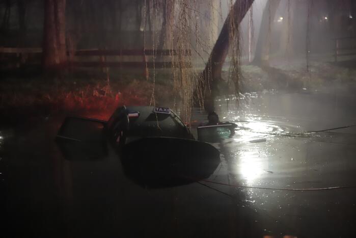 Taxi raakt van de weg belandt te water