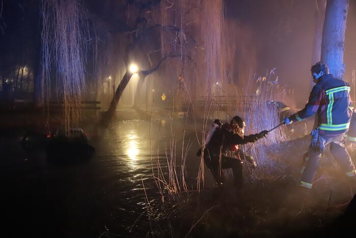 Taxi raakt van de weg belandt te water