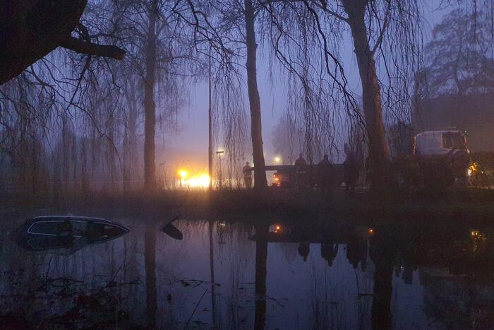 Taxi raakt van de weg belandt te water