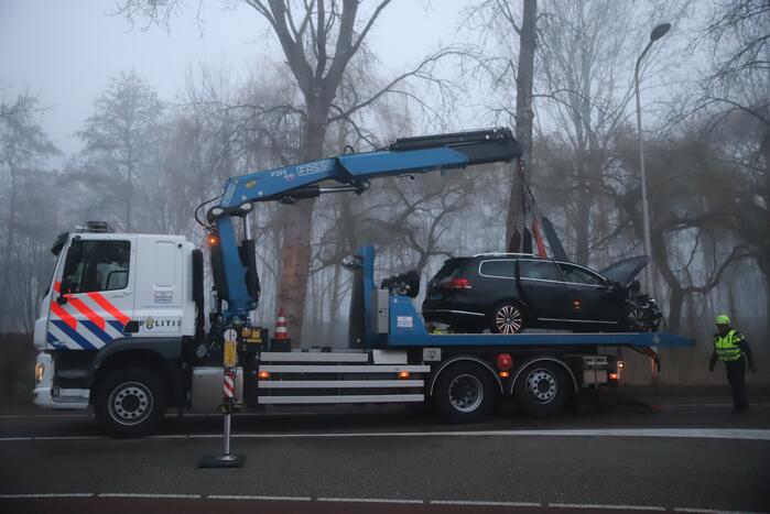 Taxi raakt van de weg belandt te water