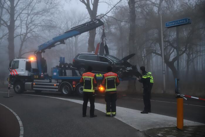 Taxi raakt van de weg belandt te water