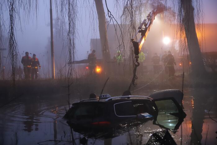 Taxi raakt van de weg belandt te water