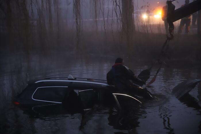 Taxi raakt van de weg belandt te water