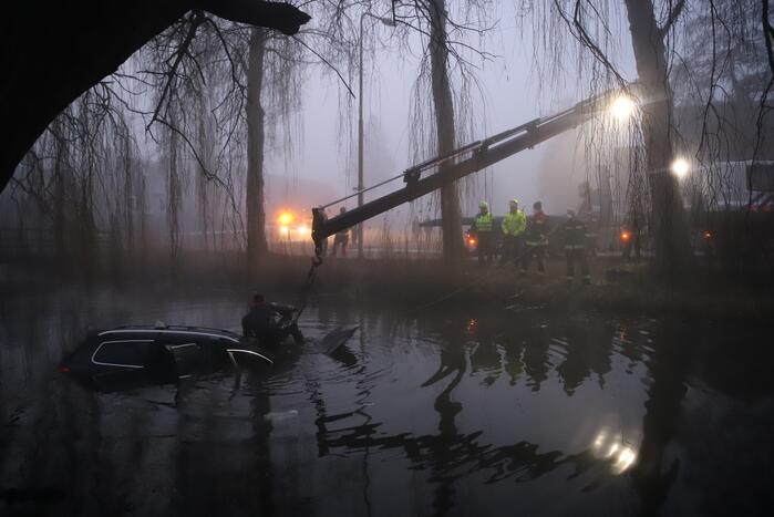 Taxi raakt van de weg belandt te water