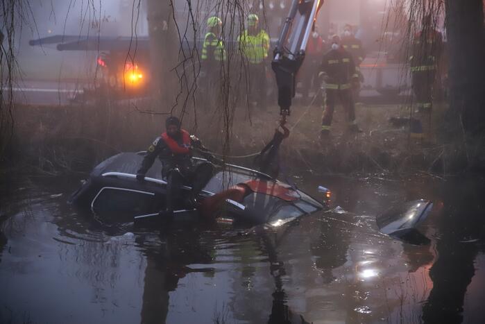 Taxi raakt van de weg belandt te water