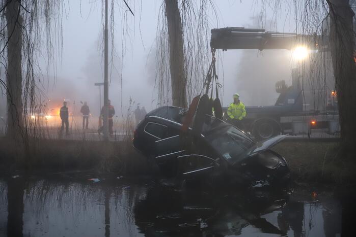 Taxi raakt van de weg belandt te water