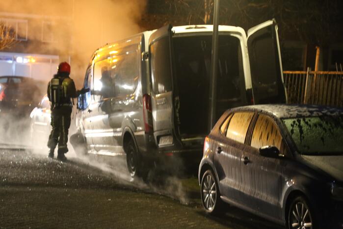 Bestelbus door brand verwoest