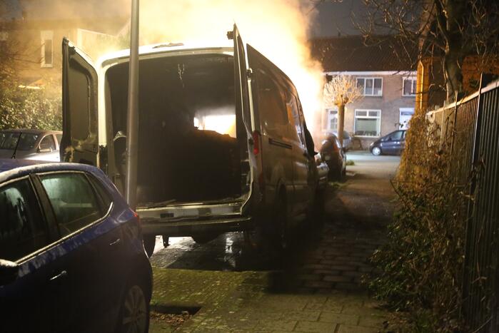 Bestelbus door brand verwoest