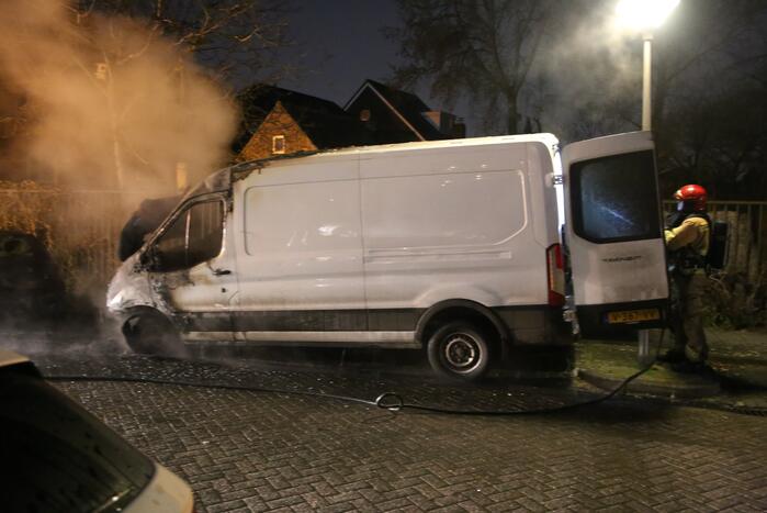 Bestelbus door brand verwoest