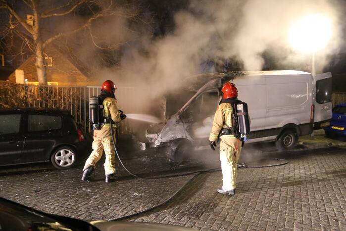 Bestelbus door brand verwoest
