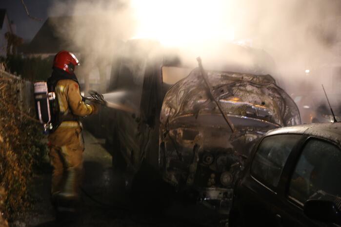 Bestelbus door brand verwoest