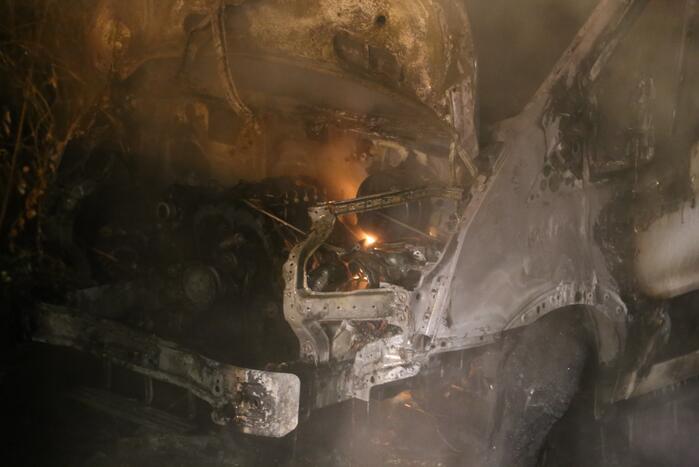 Bestelbus door brand verwoest