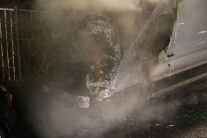 Bestelbus door brand verwoest