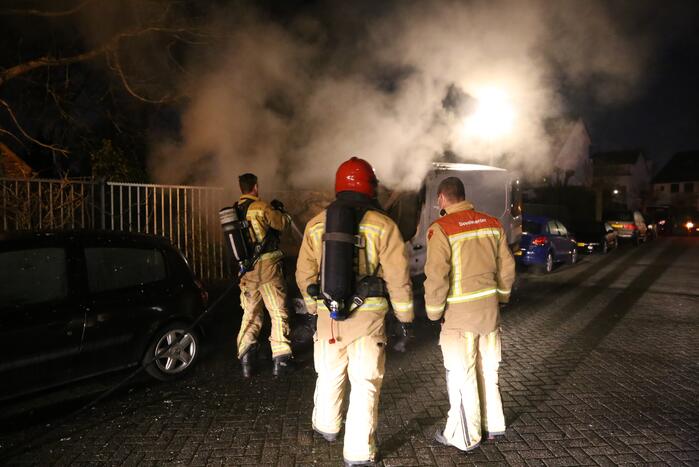 Bestelbus door brand verwoest