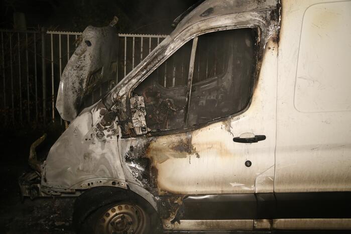 Bestelbus door brand verwoest