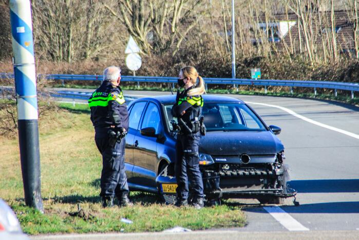 Auto beschadigd bij ongeval op afrit