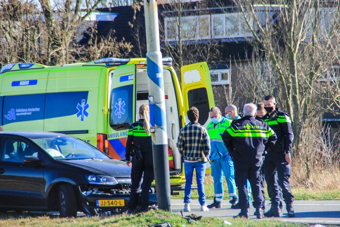 Auto beschadigd bij ongeval op afrit