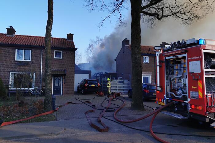 Veel rook bij brand in schuur