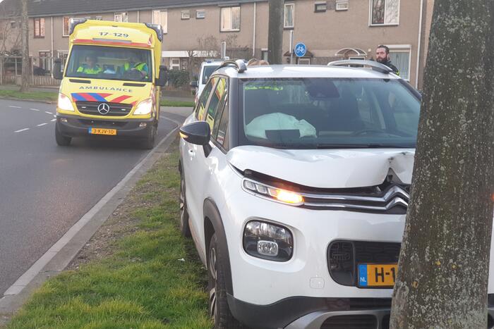Personenauto komt tot stilstand tegen boom