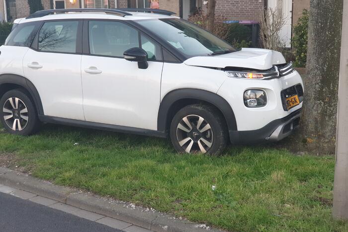 Personenauto komt tot stilstand tegen boom
