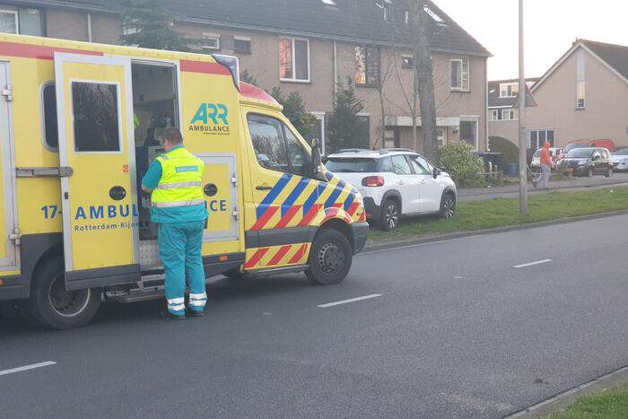 Personenauto komt tot stilstand tegen boom