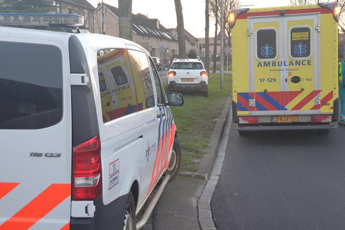 Personenauto komt tot stilstand tegen boom