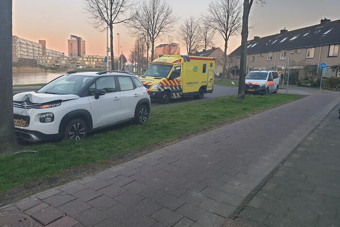 Personenauto komt tot stilstand tegen boom
