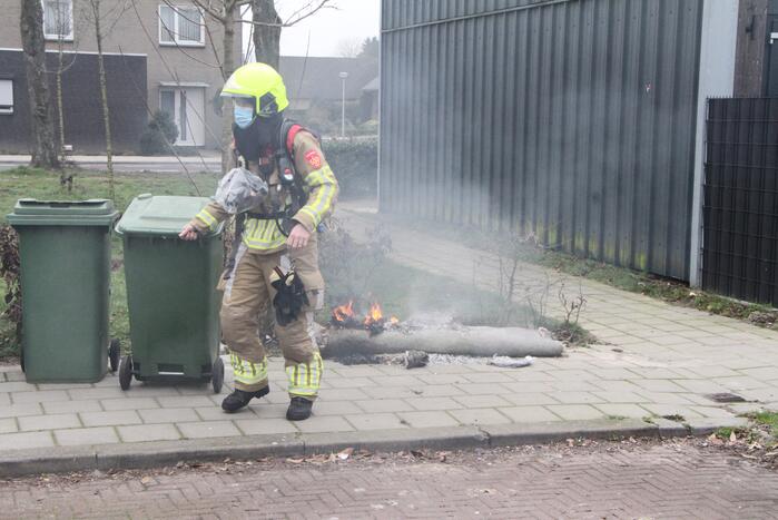 Opgerold vloerkleed vat vlam