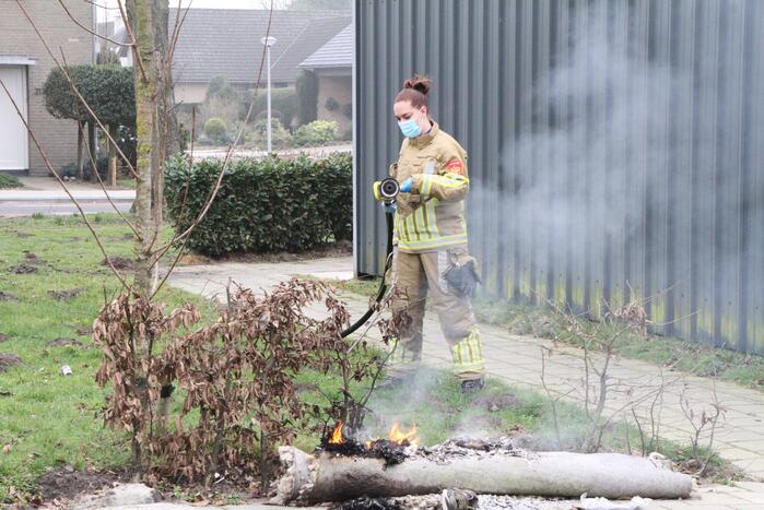 Opgerold vloerkleed vat vlam