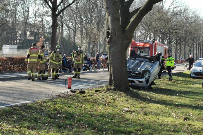 Auto belandt op zijn kop
