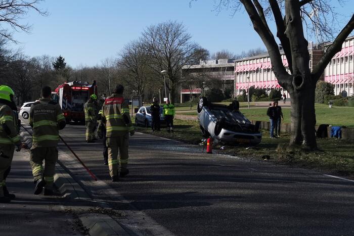 Auto belandt op zijn kop