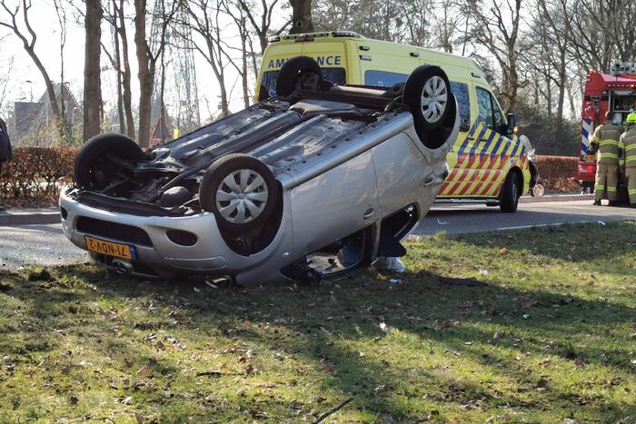 Auto belandt op zijn kop