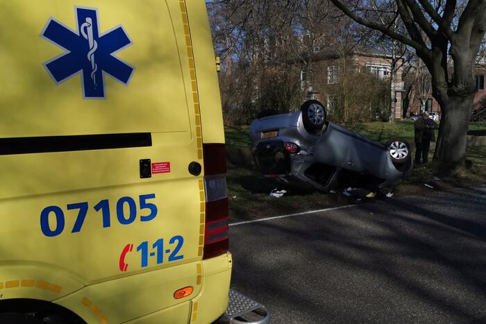 Auto belandt op zijn kop