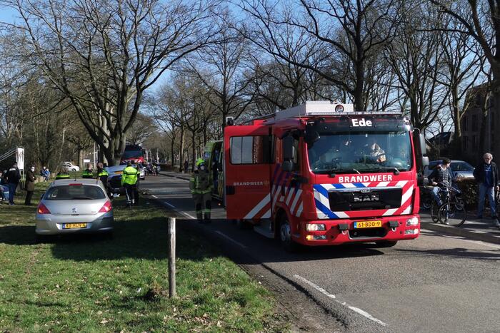 Auto belandt op zijn kop